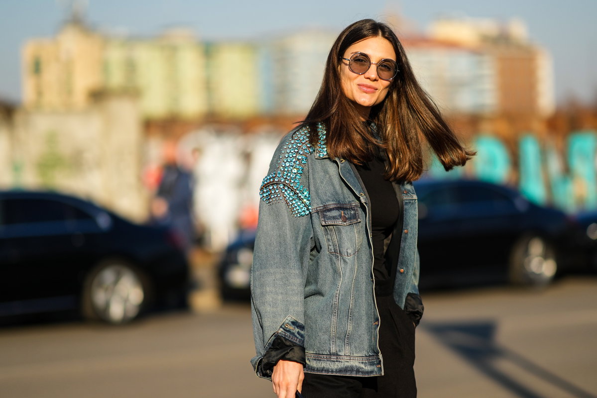 Frau trägt Jeansjacke