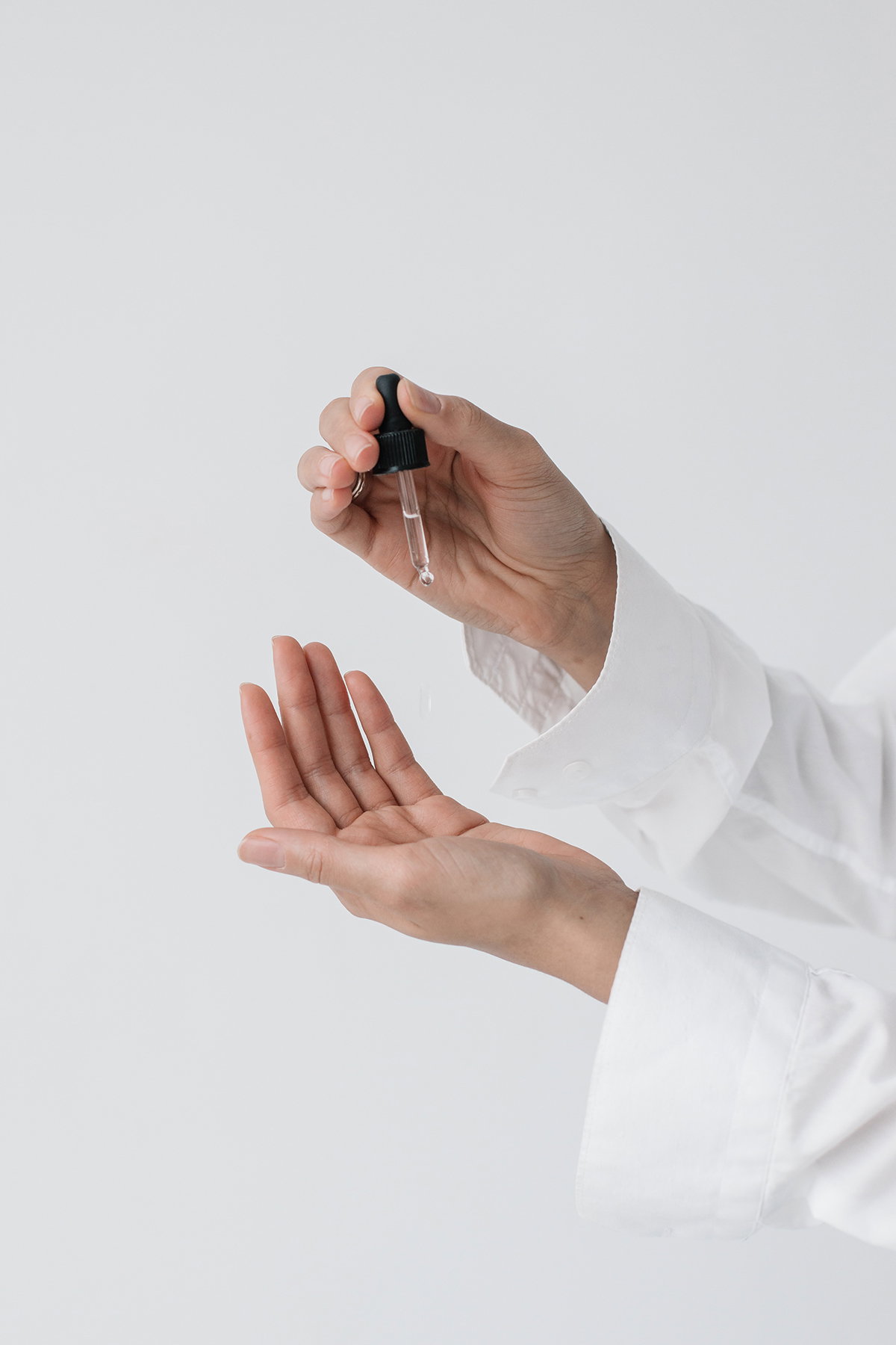 Hände mit Pipette in der Hand