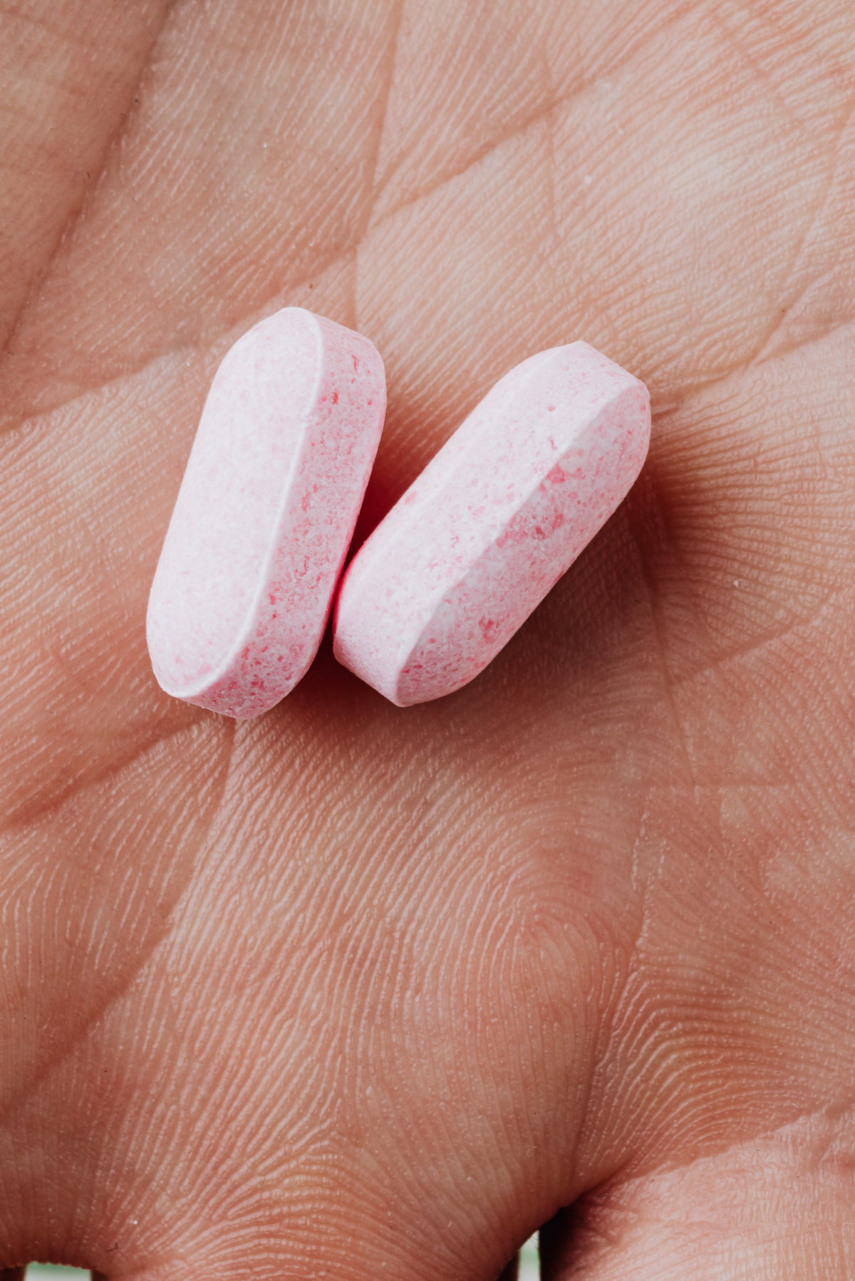 Rosa Tabletten liegen auf der Hand