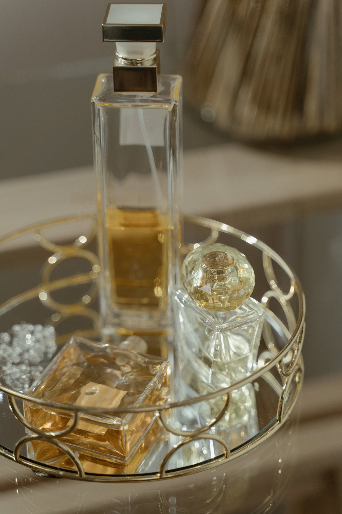 Parfum Flacon auf Tablett