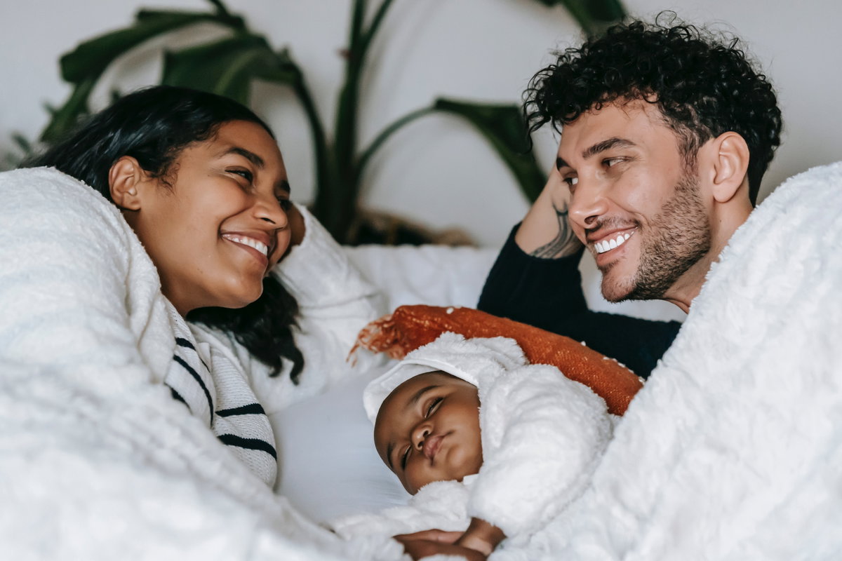 Familie liegt im Bett