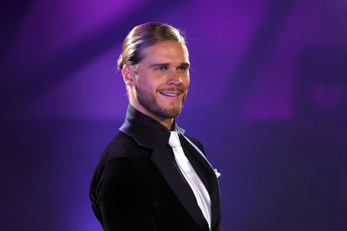 Rurik Gislason lächelt