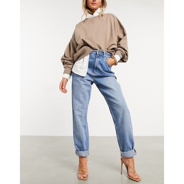 Slouchy – Hoch geschnittene, lockere Mom-Jeans in mittlerer Waschung-Blau