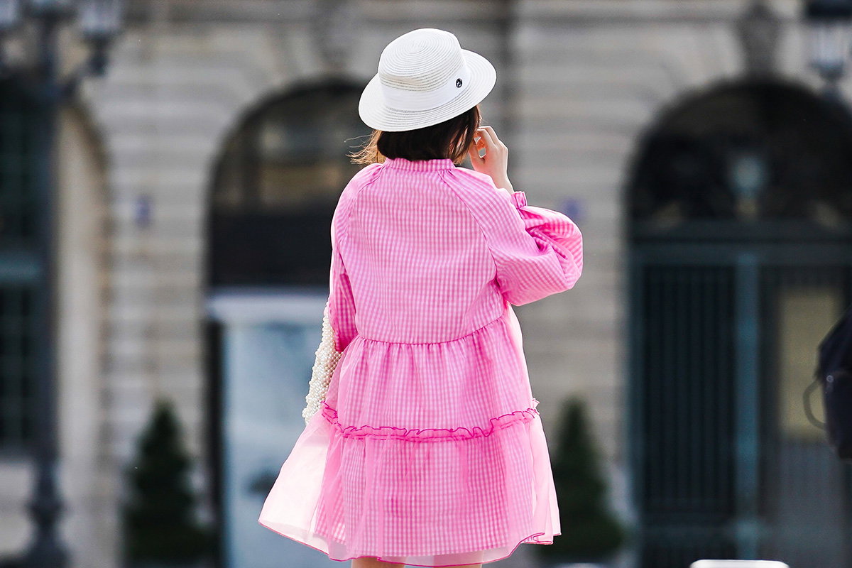 Frau im rosa Kleid