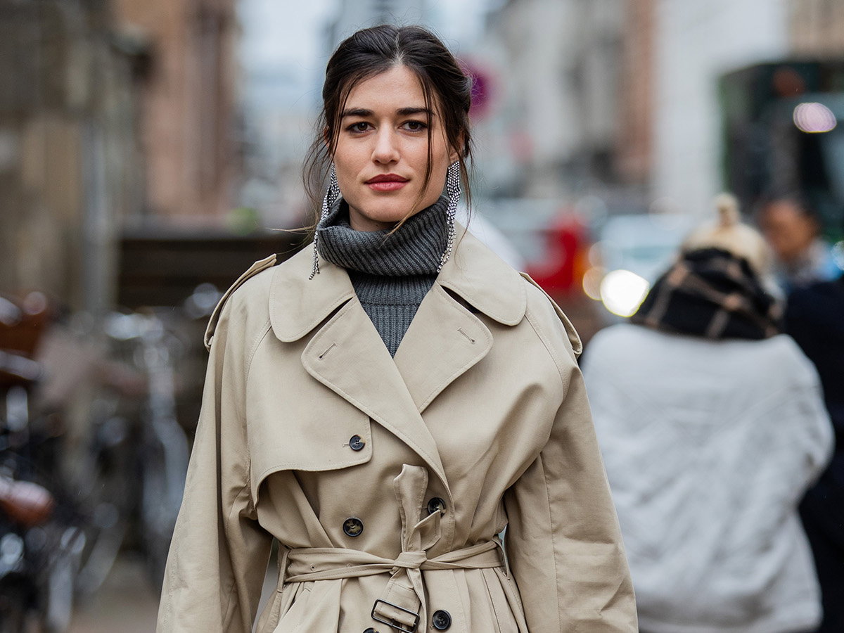 Frau im Trenchcoat und Rollkragen
