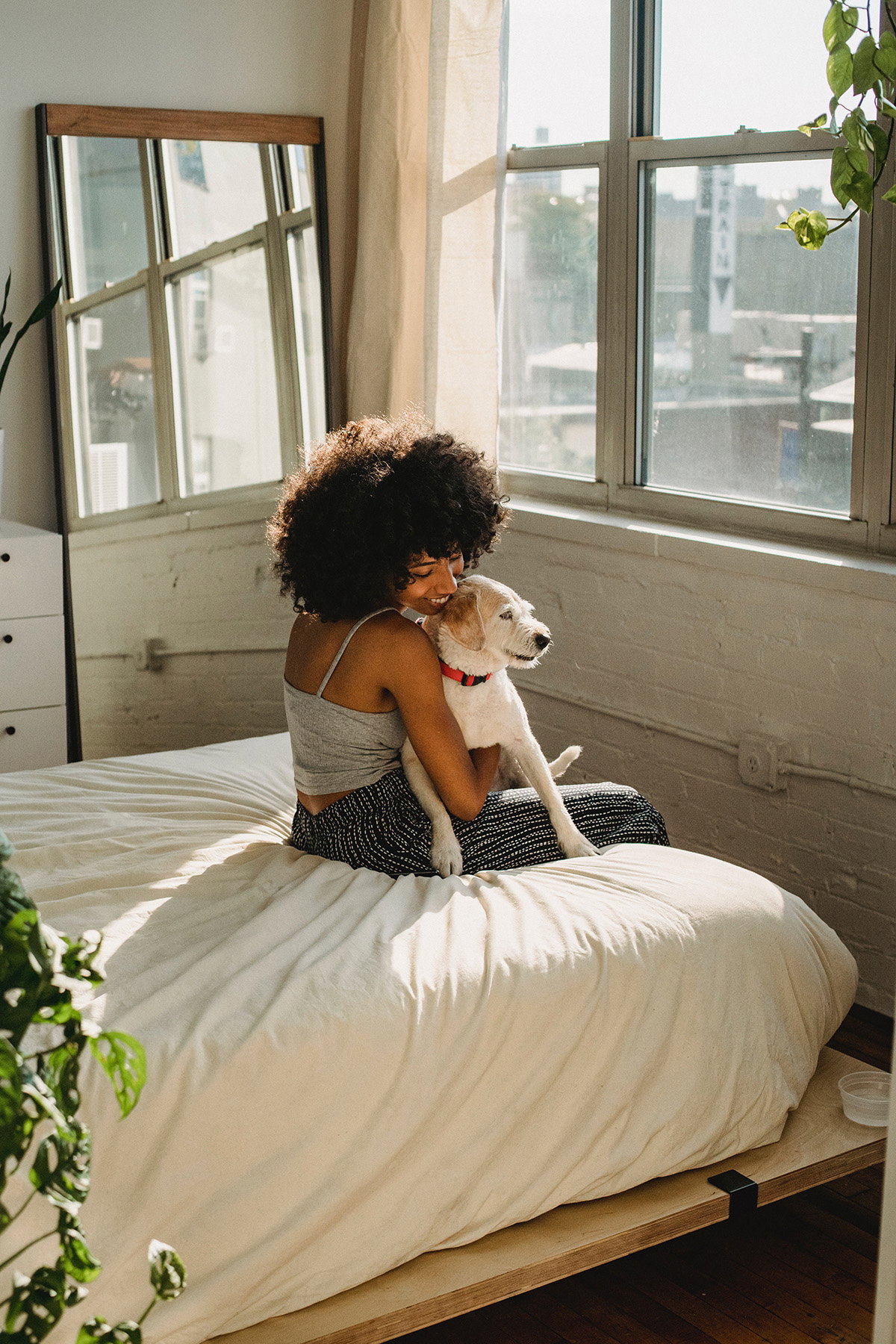 Frau mit Hund auf Bett