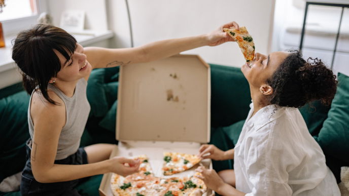 Heißhunger vor Periode: Woher er kommt und wie man ihn stillt