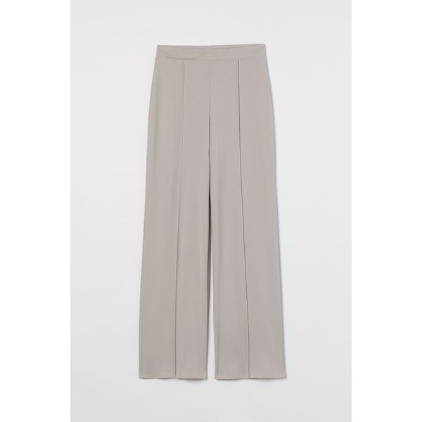 Weite Hose mit Bügelfalten