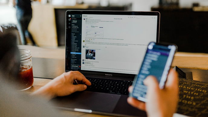 Zoom, Teams, Slack & Co.: Deshalb gefährden Home-Office-Tools deine Gesundheit 