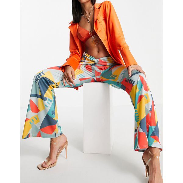 Fließende Hose mit weitem Bein und geometrischem Print