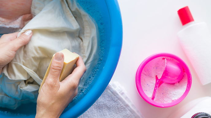 Obstflecken entfernen: Mit diesen Hausmitteln klappt es am besten 