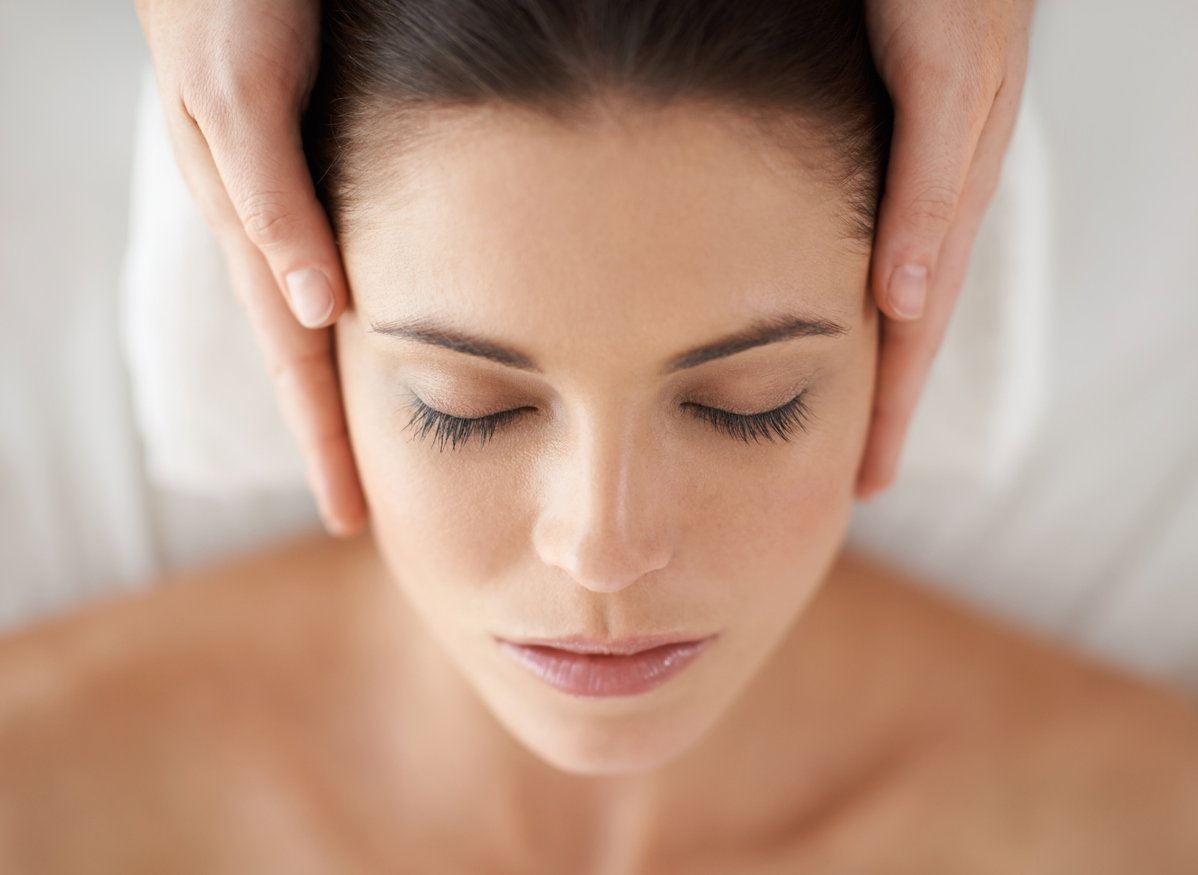 Frau bekommt Kopfmassage