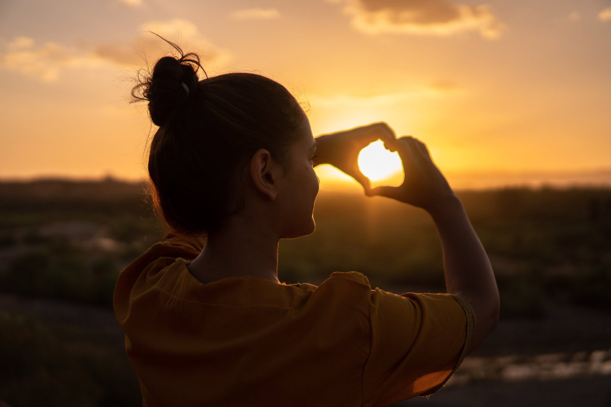 Selbstliebe Frau im Sonnenuntergang