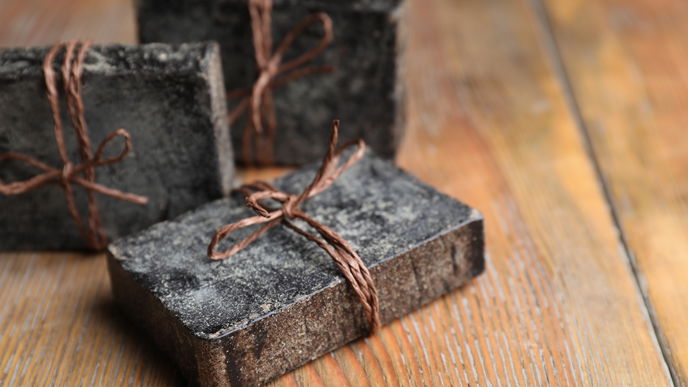 Schwarze Seife: Diese afrikanische Seife ist ein echter Beauty-Allrounder