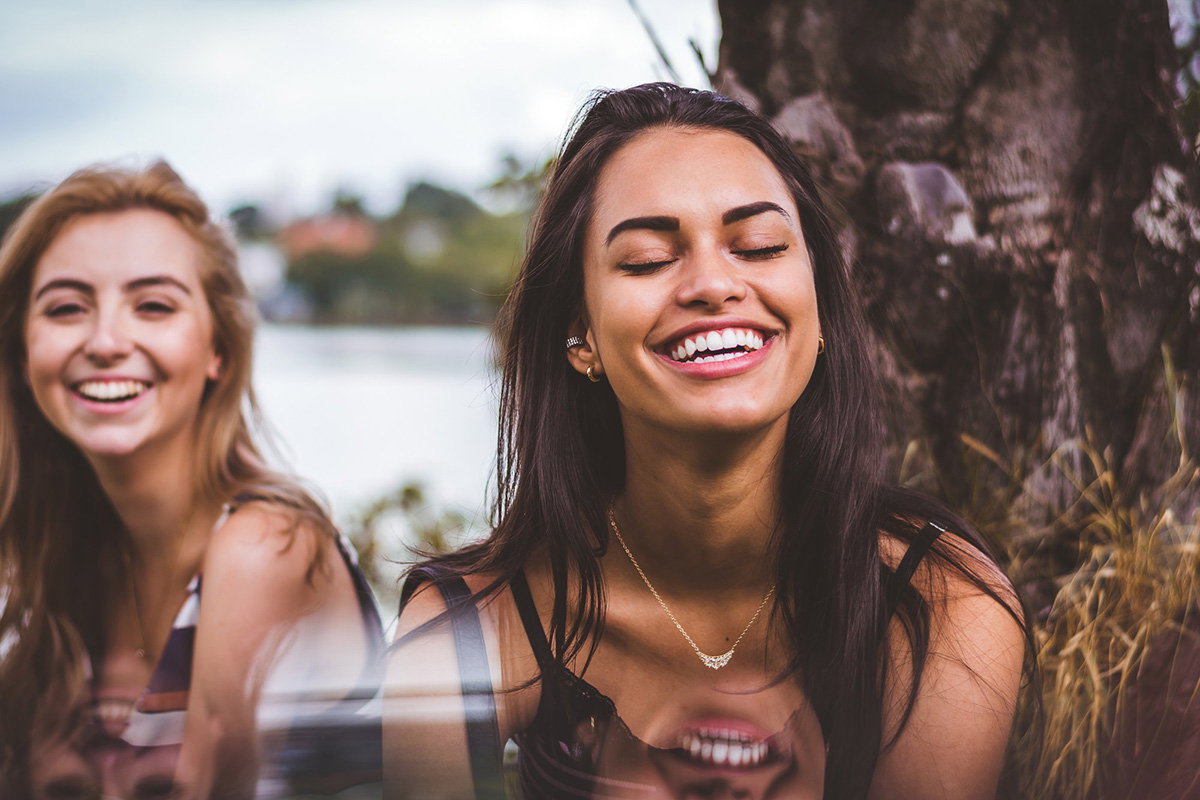 Zwei junge Frauen lachen