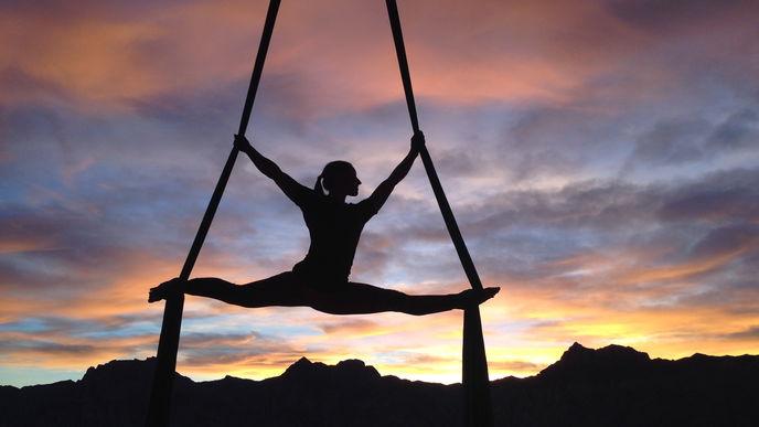Aerial Yoga: Schwerelos beim Yoga im Tuch