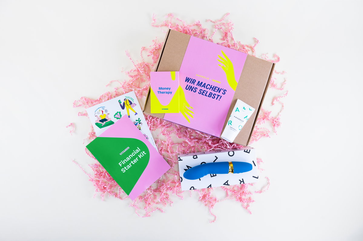 Sex und Finanzen haben nichts gemeinsam? Von wegen! Beides sind wichtige Themen, die oft noch als Tabu-Thema angesehen werden. Amorelie und Vitamin setzen sich stark dafür ein, dass Frauen ermutigt werden, sowohl selbstbewusst ihre Finanzen in die Hand nehmen zu können, als auch die eigene sexuelle Erfüllung zu finden. Equality ist hier das Stichwort und für beides sehr wichtig! Daher gibt es nun die "Wir machen's uns selbst"-Box, die eine perfekte Mischung aus sexueller und mentaler Stimulation bietet.