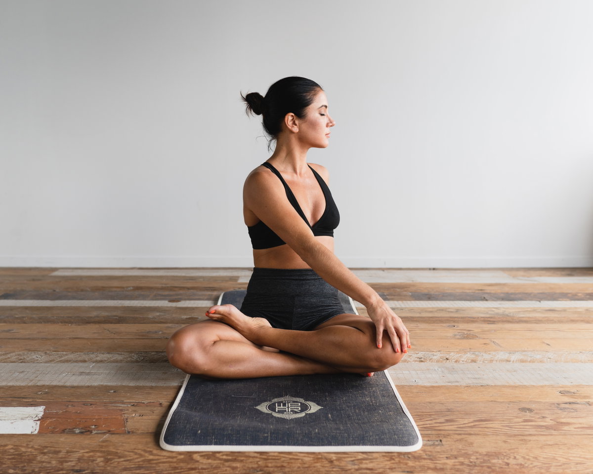 Frau macht Yoga