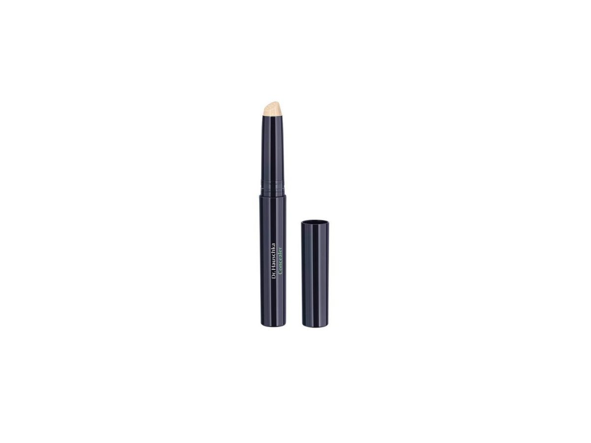 Dr. Haruschka Concealer mit der Ökotest-Note "gut", ca. 16 Euro 🛒. Er hat eine hohe Deckkraft und pflegt die Augen zusätzlich mit Mineralpigmenten, Ringelblumen und Sheabutter. In drei Farben erhältlich.