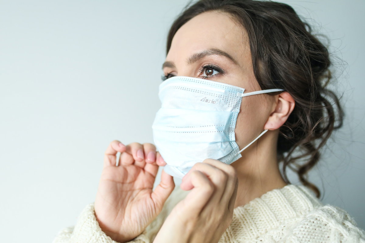 Frau mit Maske Corona