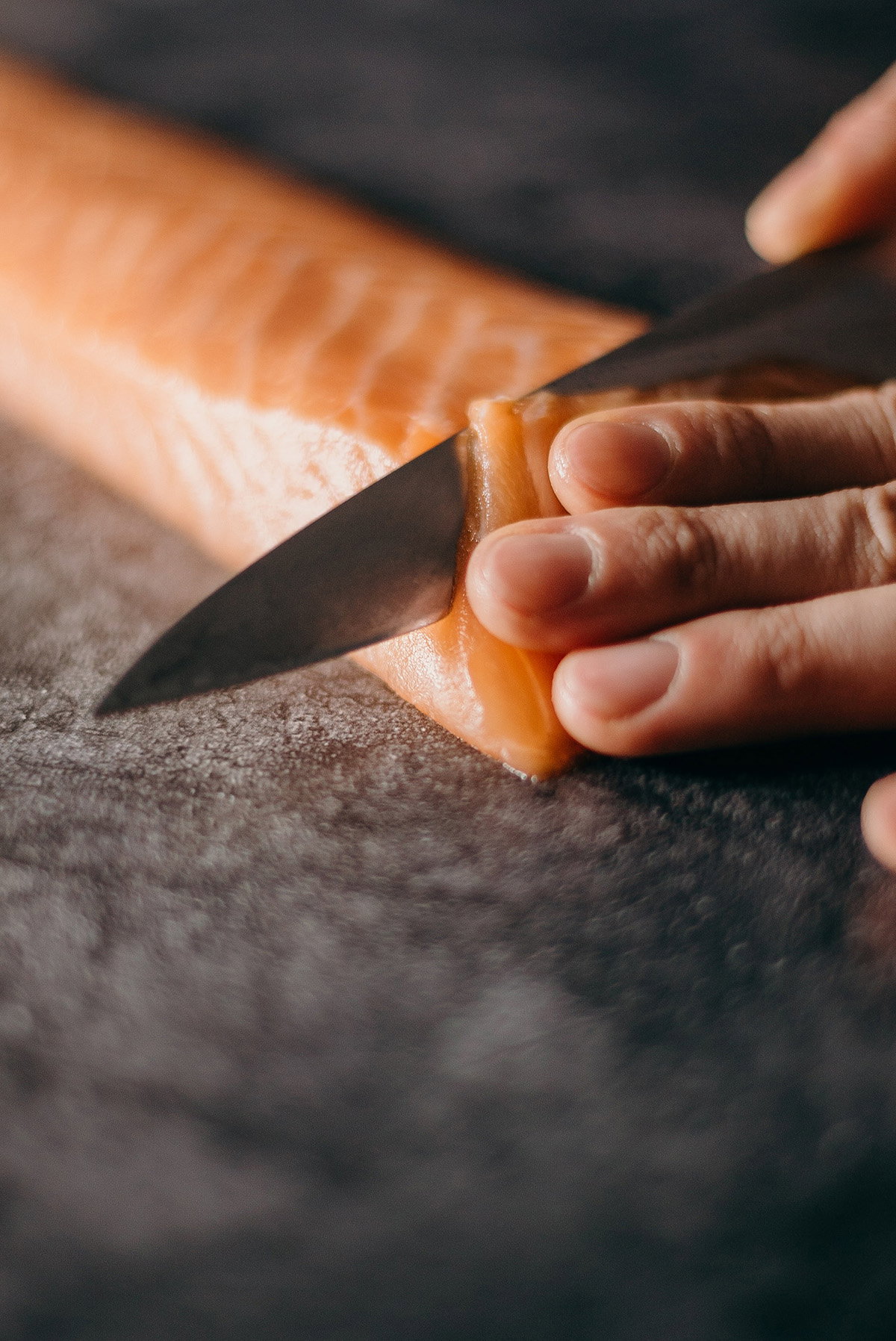 Fisch wird geschnitten