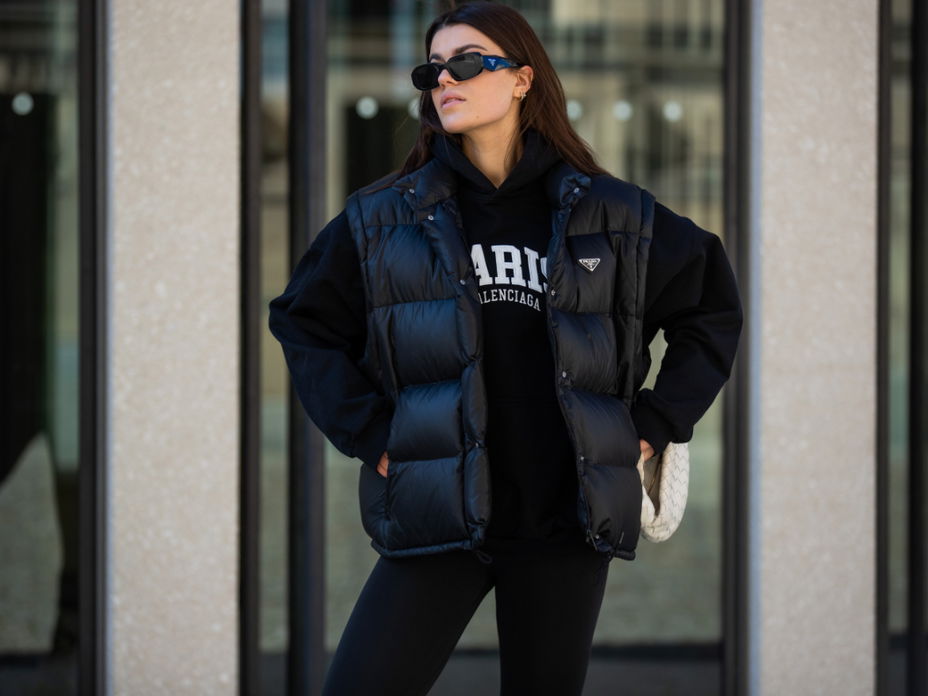 Frau mit Puffer-Weste