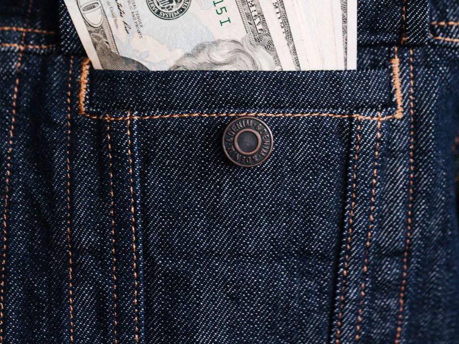 Geld in der Brusttasche