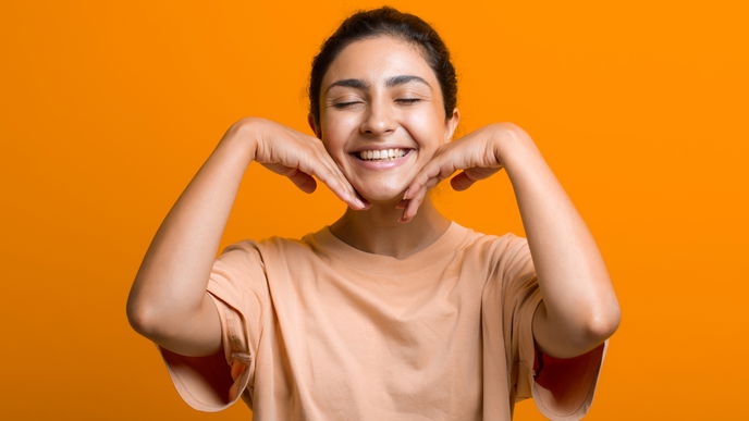 Gesichtsyoga: Bye Bye Falten! Diese Übungen verleihen dir straffe Haut