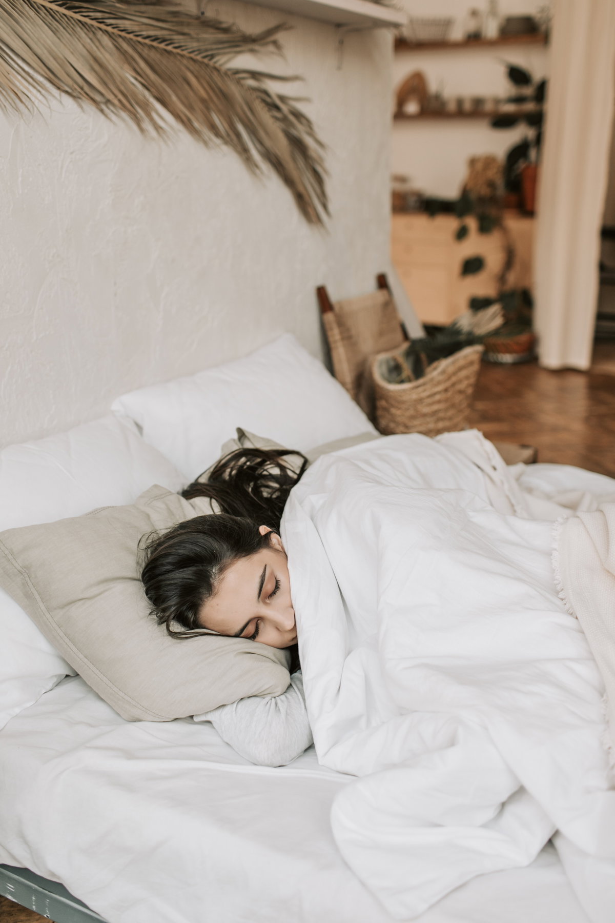 Frau schläft unter einer Decke
