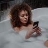 Laut Experten: Deshalb solltest du dein Smartphone nie mit ins Bad nehmen