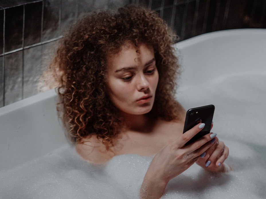 Frau Badezimmer Smartphone
