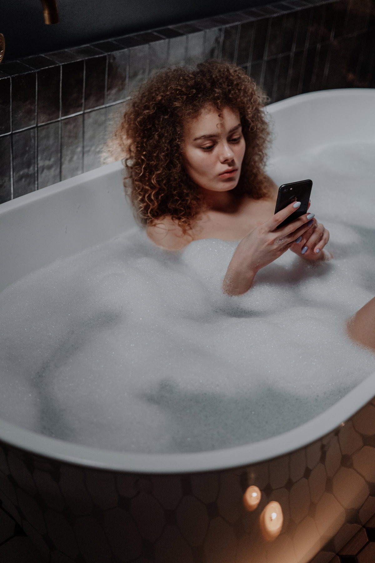 Frau Badezimmer Smartphone