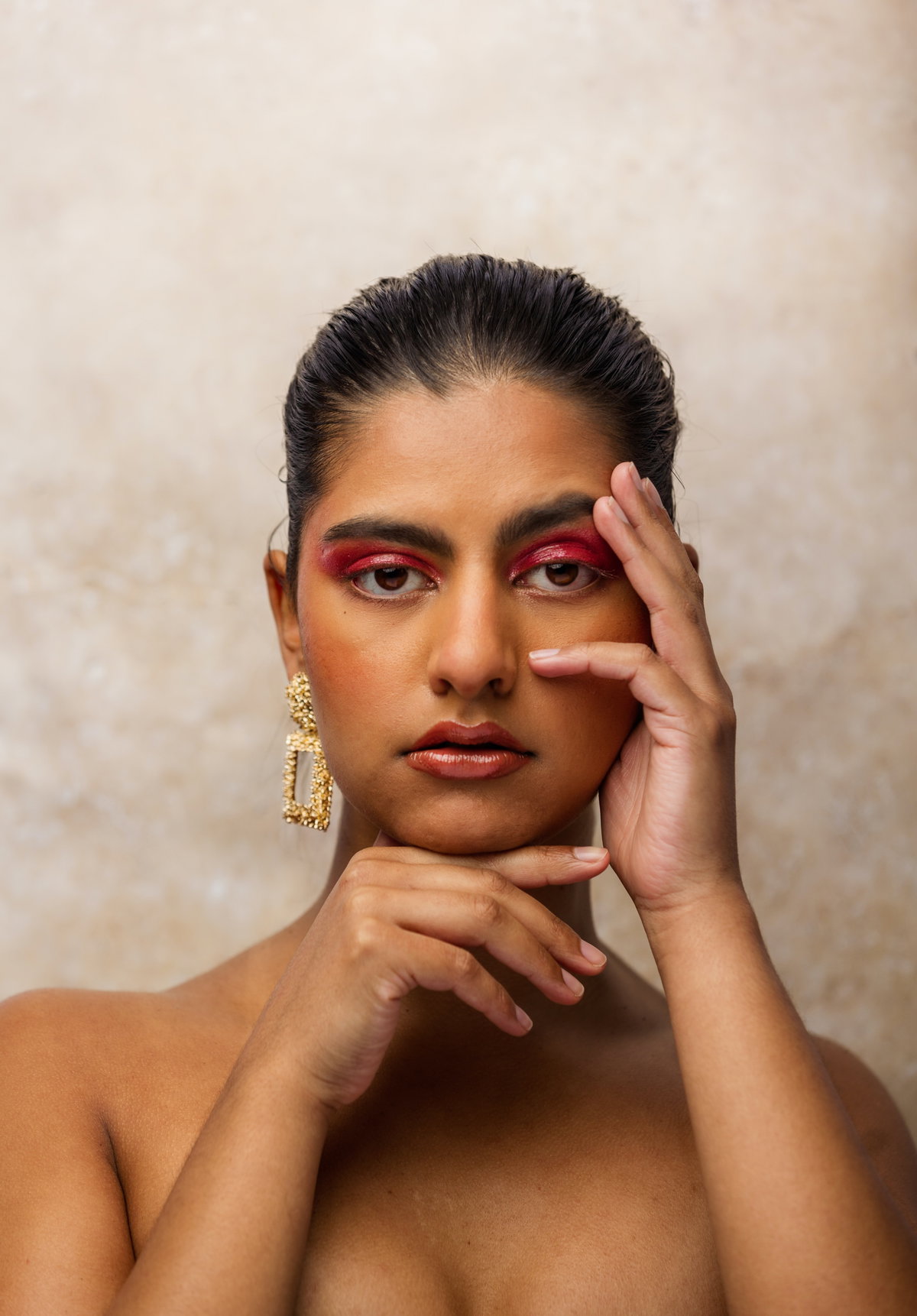 Frau mit Henna Brows