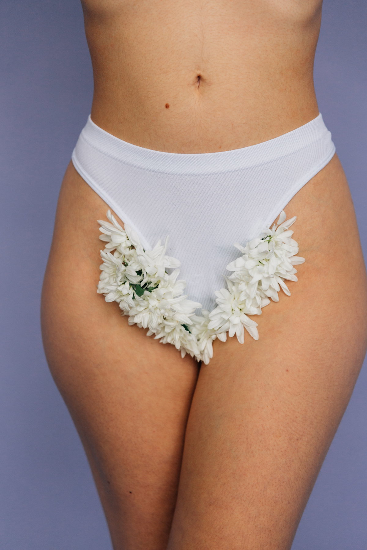 Frau mit Blumen an Vagina