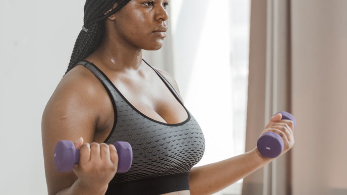 Krafttraining zu Hause: 7 effektive Übungen und passendes Equipment 