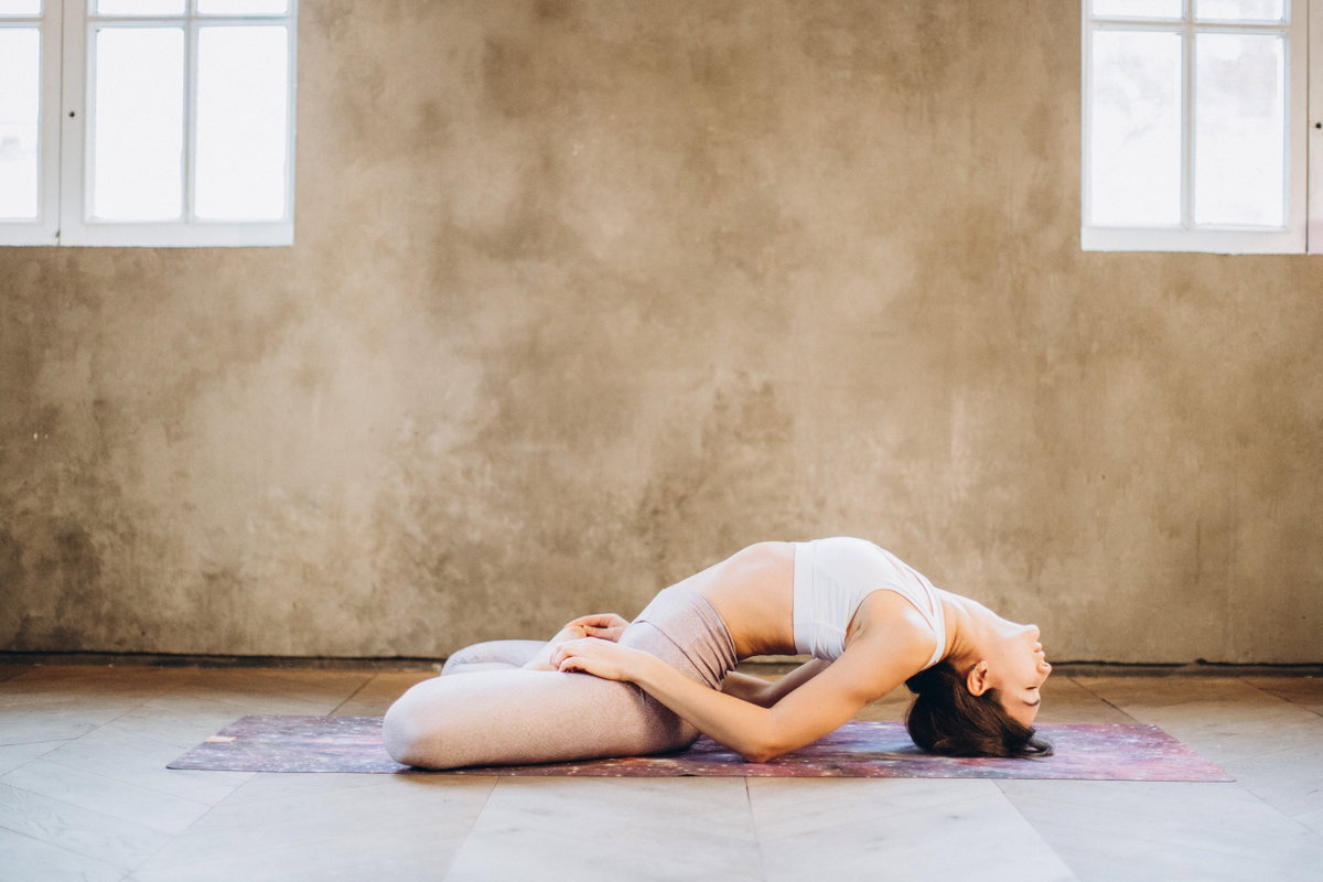 Frau macht Kundalini Yoga