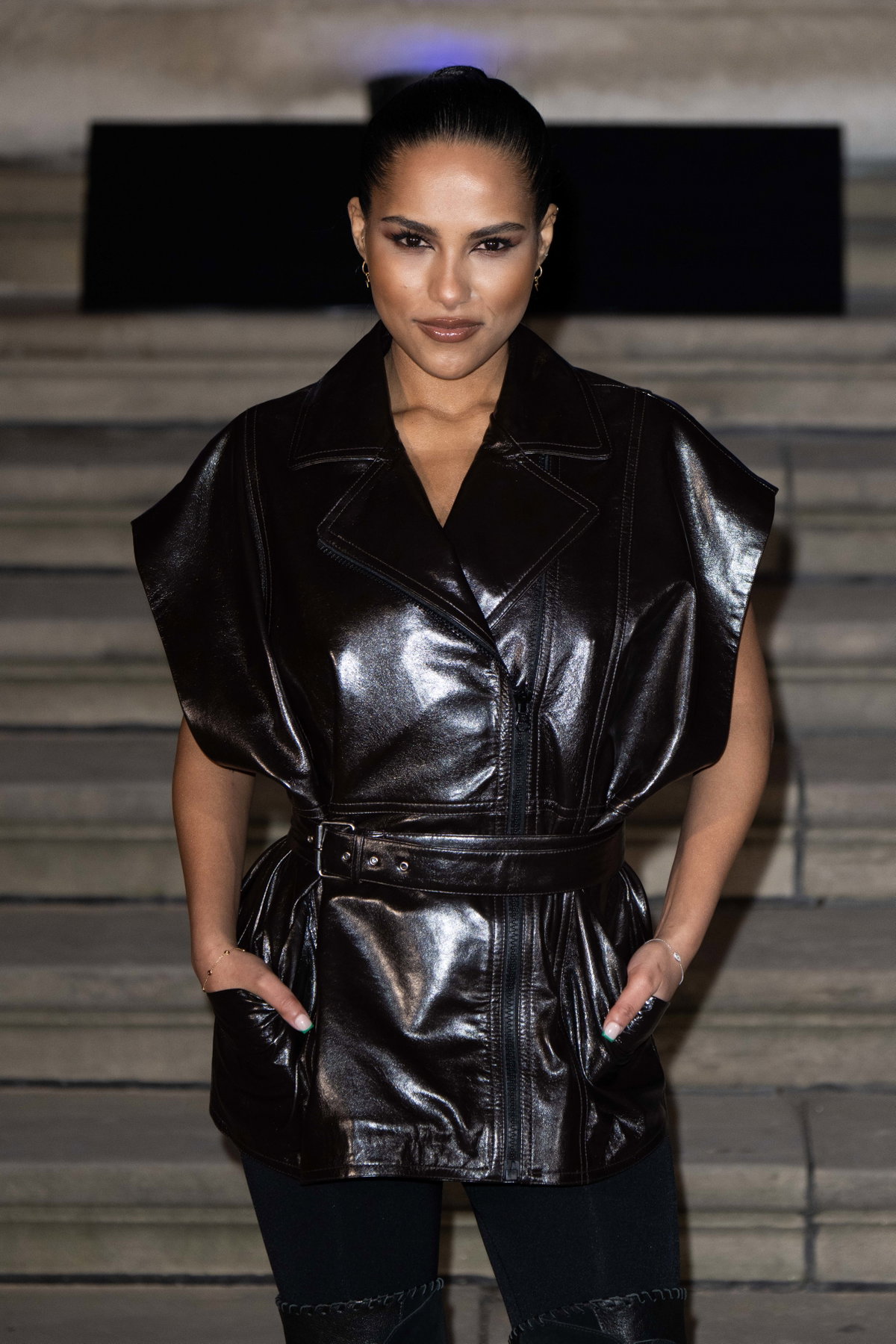 Frau trägt Lederjacke Oversized