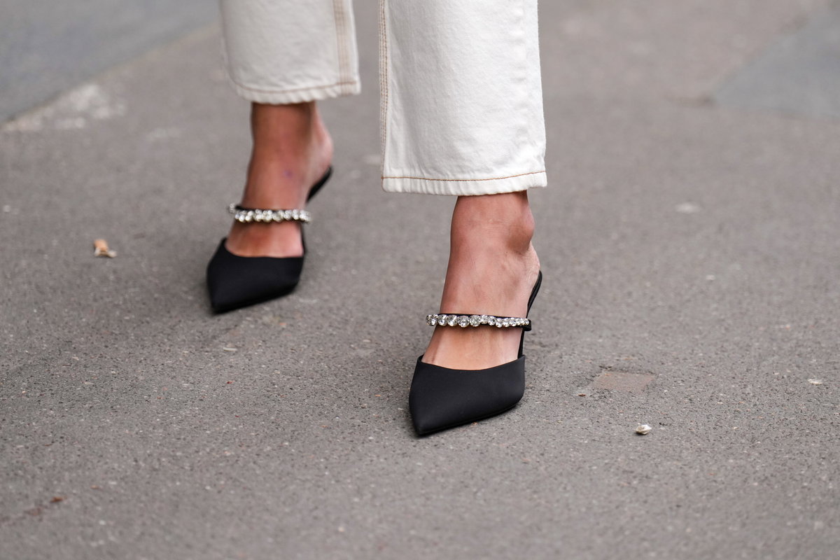 schwarze Pumps mit Strasssteinchen