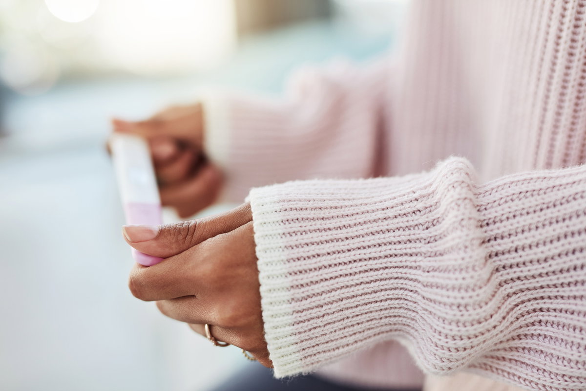 Frau mit Ovulationstest in der Hand