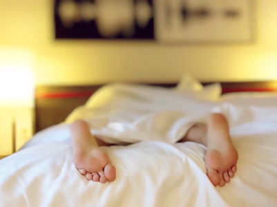 Person liegt im Bett