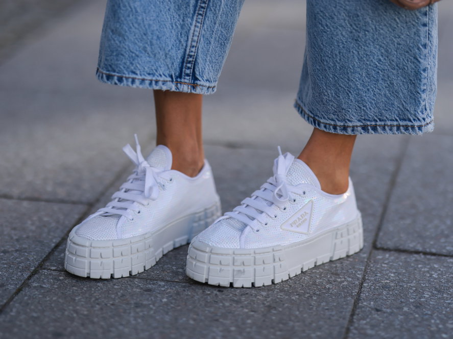 Schuhe für kleine Frauen: Sneaker weiß mit Plateau