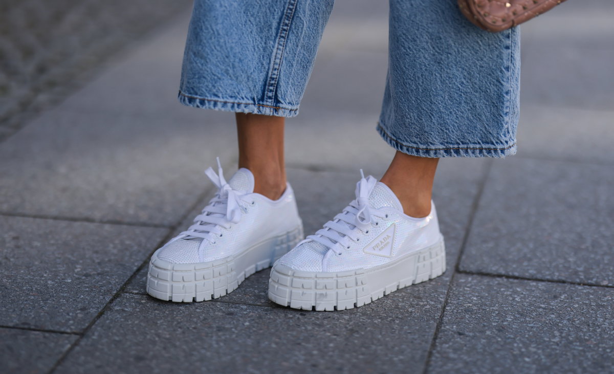 Schuhe für kleine Frauen: Sneaker weiß mit Plateau