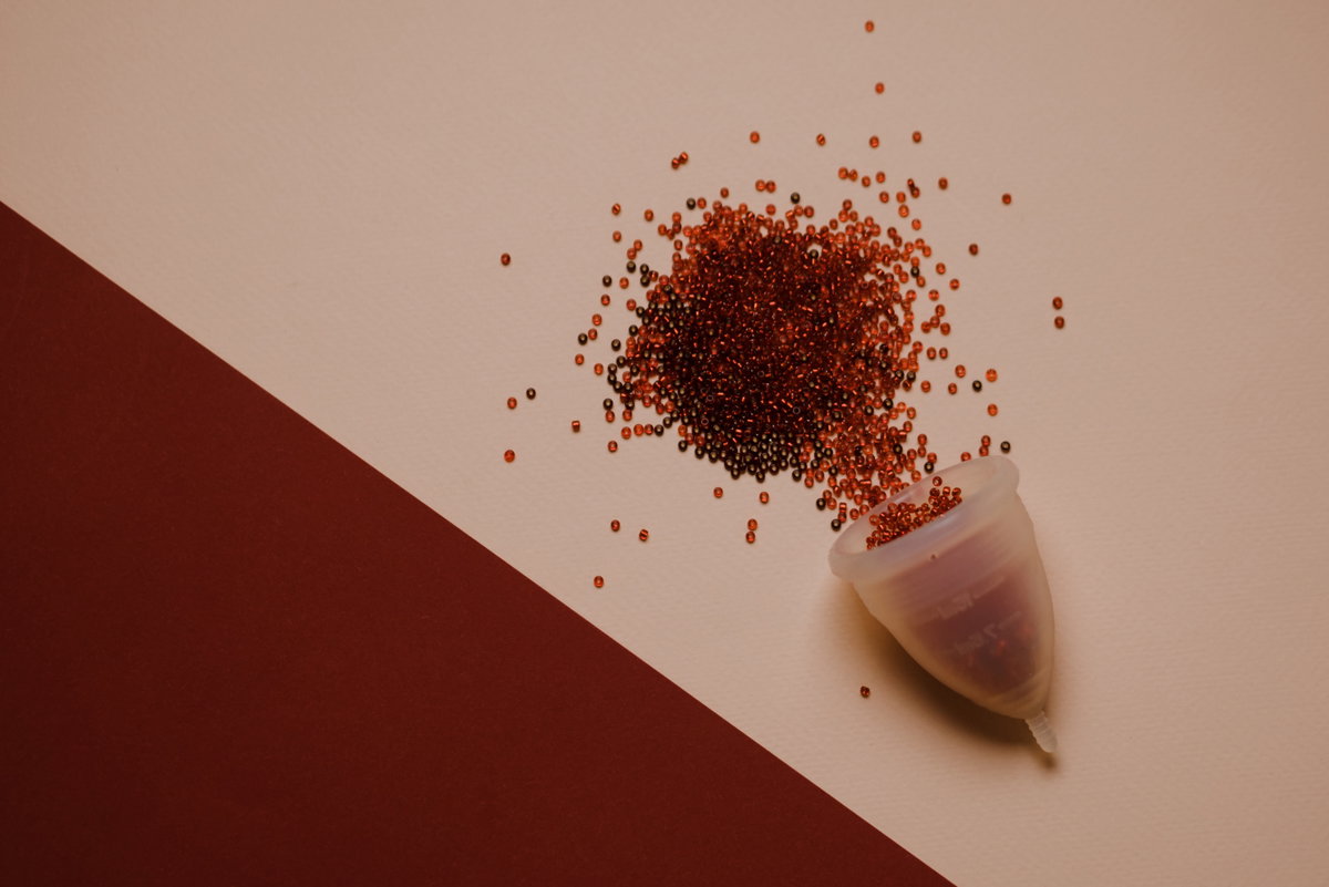 Menstruationstasse mit roten Glitzer