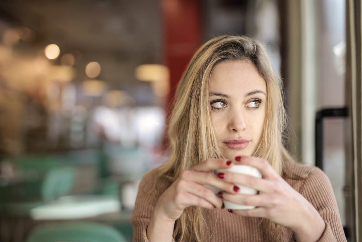 Frau trinkt kaffee nachdenklich