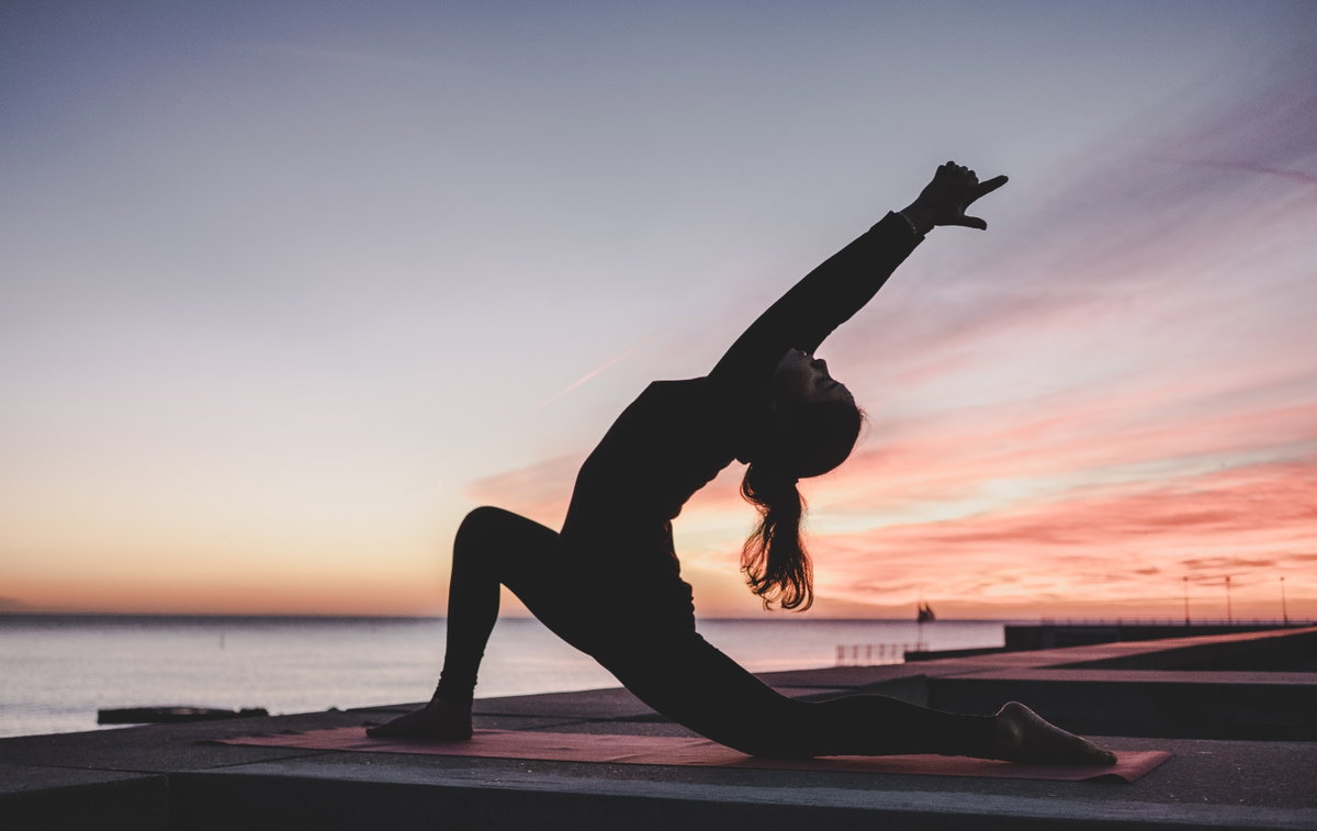 Frau macht Vinyasa Yoga