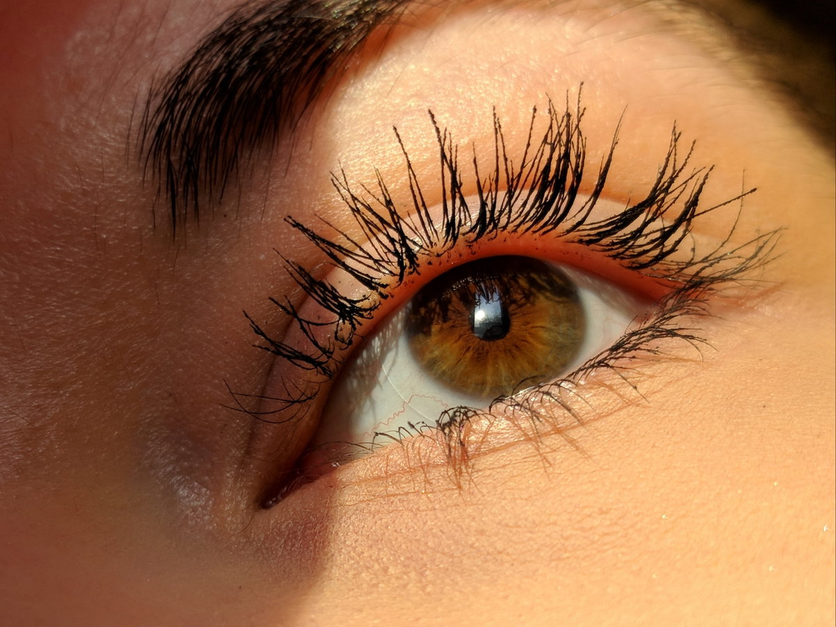 Auge mit langen Wimpern