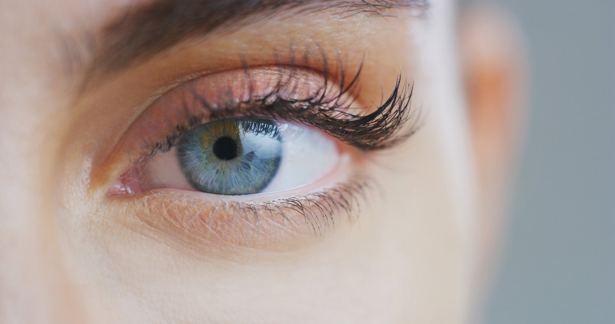 Frau mit Wimpernlaminierung
