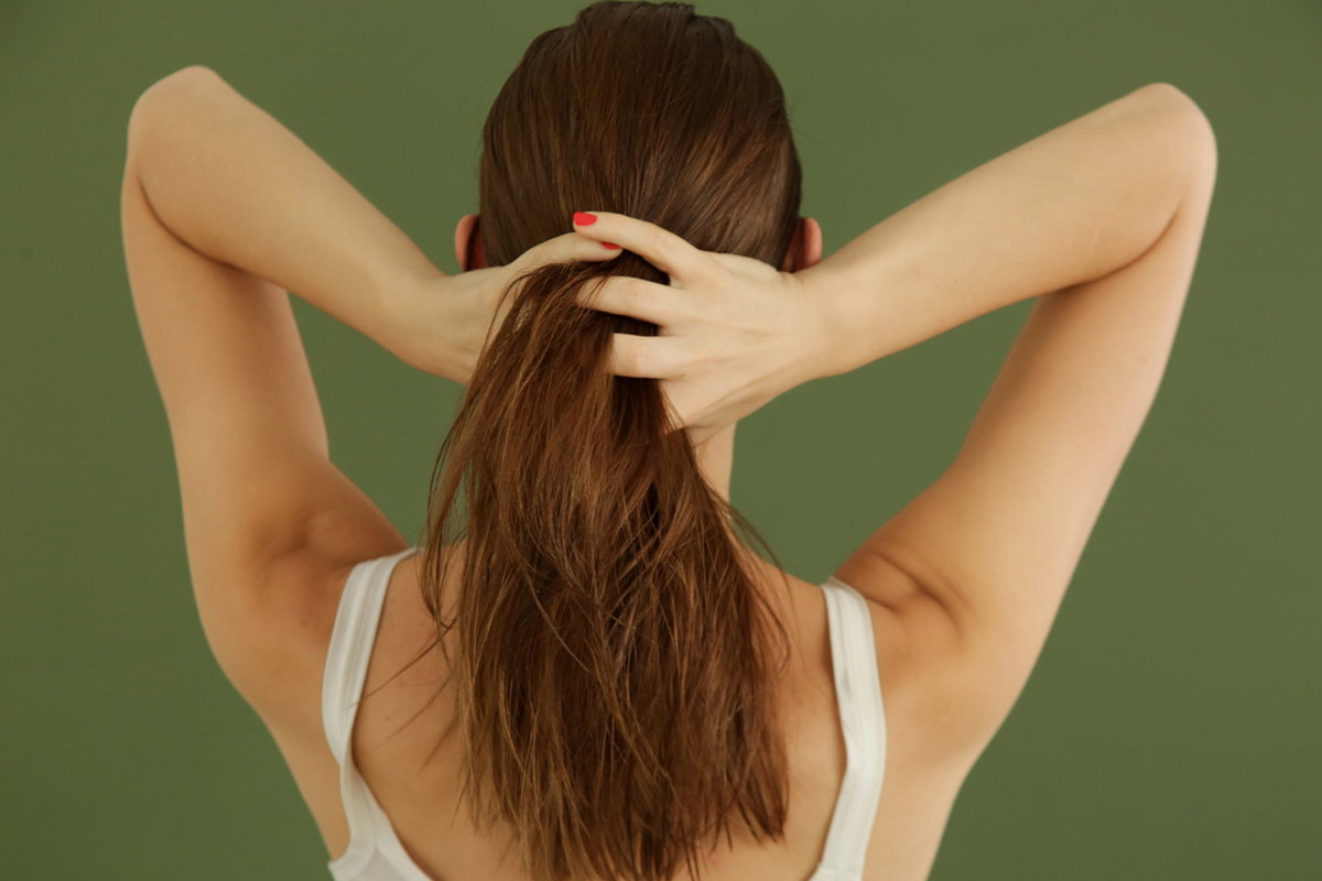Frau mit Frizz in den Haaren