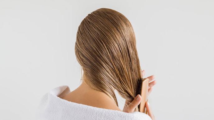Blondierte Haare pflegen: Die Dos und Don’ts