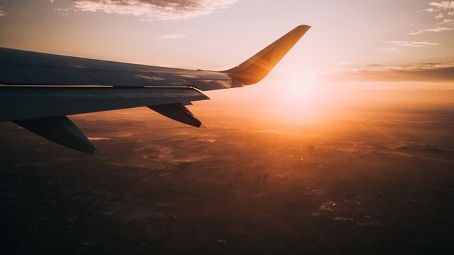 5 Dinge, die du im Flugzeug NIEMALS tun solltest – laut FlugbegleiterIn